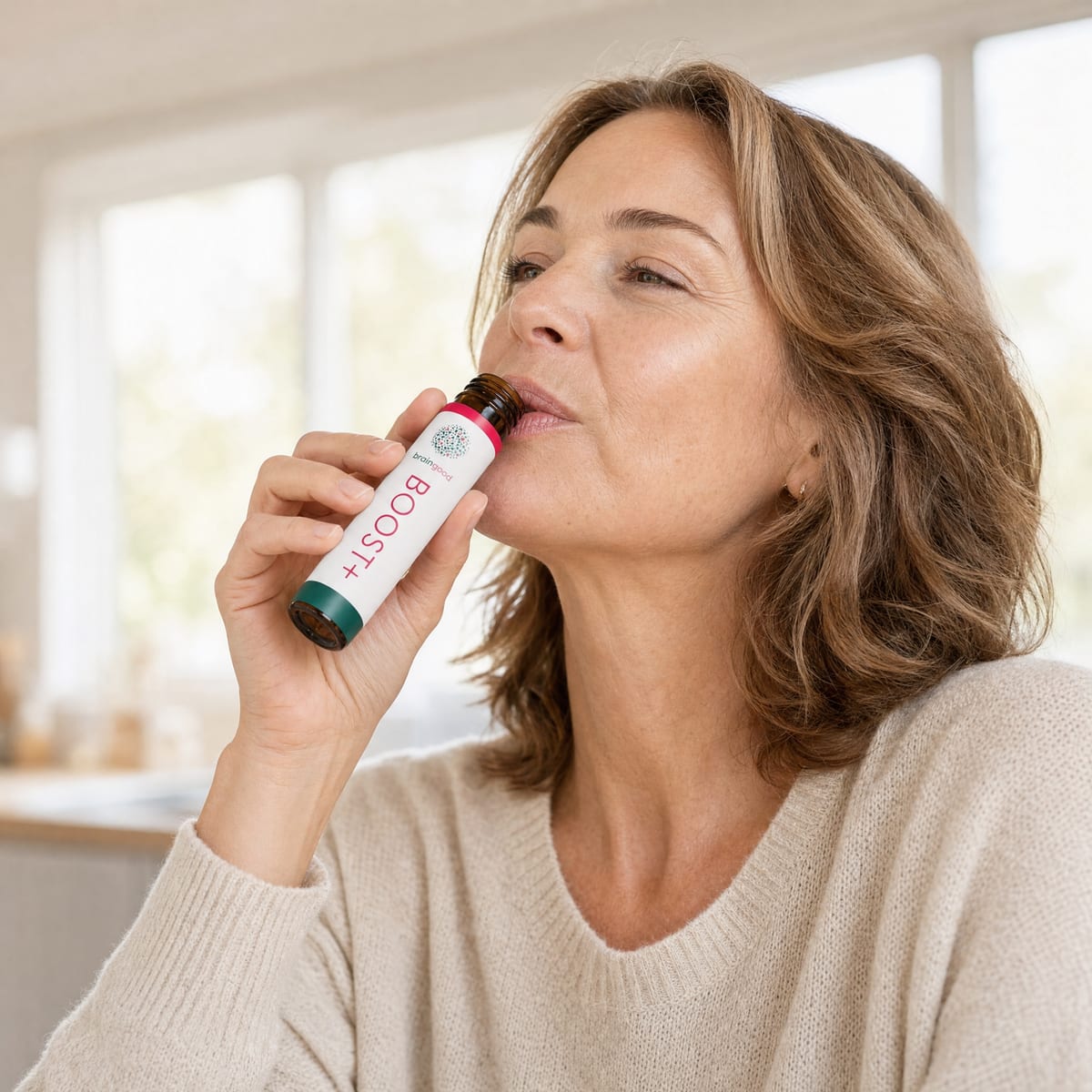 Frau trinkt einen BOOST+ Shot